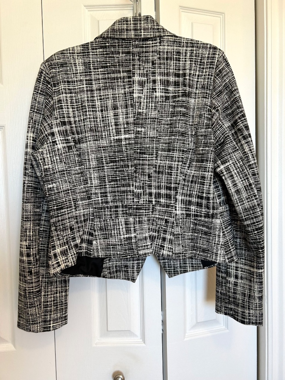 Like New Amanda+Chelsea Black and Off White Ponte Cropped Blazer Size 12 - Picture 4 of 15
